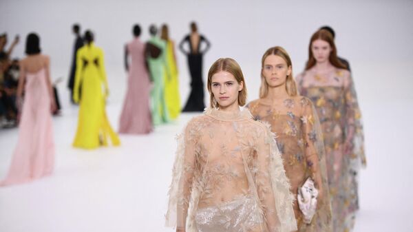 Модели представляют коллекцию Fendi в рамках Недели моды Haute-Couture осень-зима 2023 в Париже - Sputnik Латвия