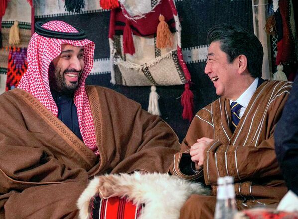 Премьер Японии Синдзо Абэ и принц Саудовской Аравии Мохаммед бин Салман, Саудовская Аравия, 12 января 2020 г. - Sputnik Латвия