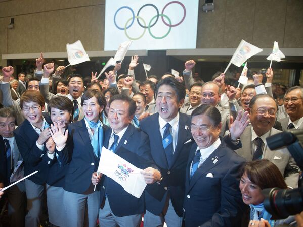 Японская делегация радуется после объявления Токио столицей летних Олимпийских игр 2020 года во время 125-й сессии МОК в Буэнос-Айресе. Слева в центре - мэр Токио Наоки Иносэ. Второй и третий справа - исполнительный директор заявочного комитета &quot;Токио-2020&quot; Масато Мидзуно и премьер-министр Японии Синдзо Абэ. - Sputnik Латвия