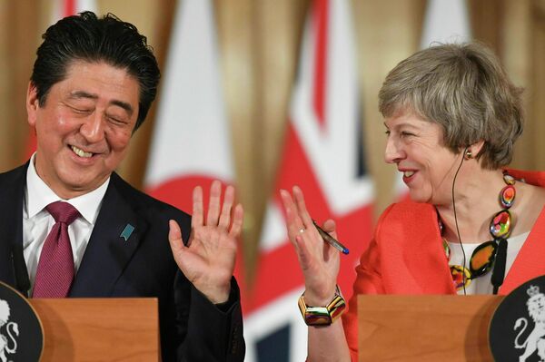 Премьер-министр Великобритании Тереза Мэй и премьер-министр Японии Синдзо Абэ проводят пресс-конференцию на Даунинг-стрит, 10 в Лондоне, 10 января 2019 г. - Sputnik Латвия