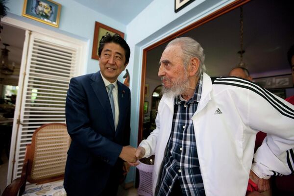 Абэ и бывший лидер Кубы Фидель Кастро, 22 сентября 2016 г.  - Sputnik Латвия