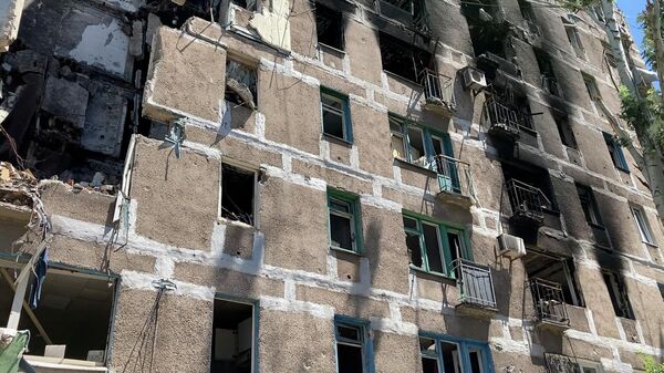 Люди в этом доме сгорели заживо! История девятиэтажки в Мариуполе - Sputnik Латвия