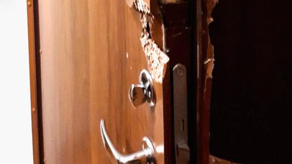 Сломанная входная дверь в квартире латвийского активиста Александра Цветкова  - Sputnik Латвия