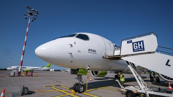 Самолет Airbus A220-300 латвийской авиакомпании airBaltic - Sputnik Латвия