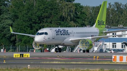 Самолет Airbus A220-300 латвийской авиакомпании airBaltic в международном аэропорту Риги 
