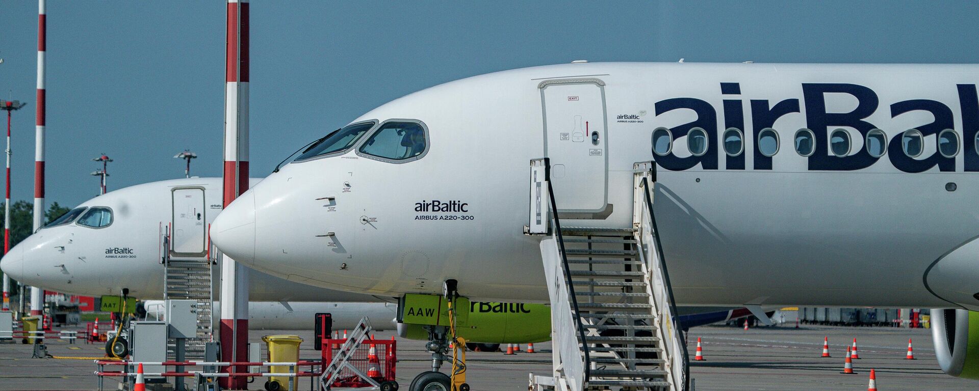 Самолет Airbus A220-300 латвийской авиакомпании airBaltic в международном аэропорту Риги  - Sputnik Латвия, 1920, 02.05.2024