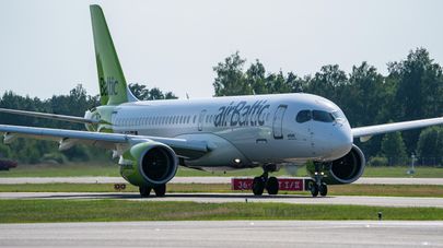 Самолет Airbus A220-300 латвийской авиакомпании airBaltic в международном аэропорту Риги 