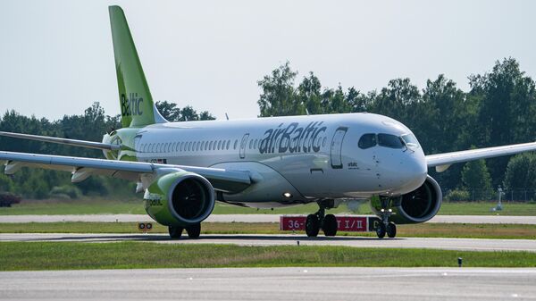 Самолет Airbus A220-300 латвийской авиакомпании airBaltic в международном аэропорту Риги  - Sputnik Латвия
