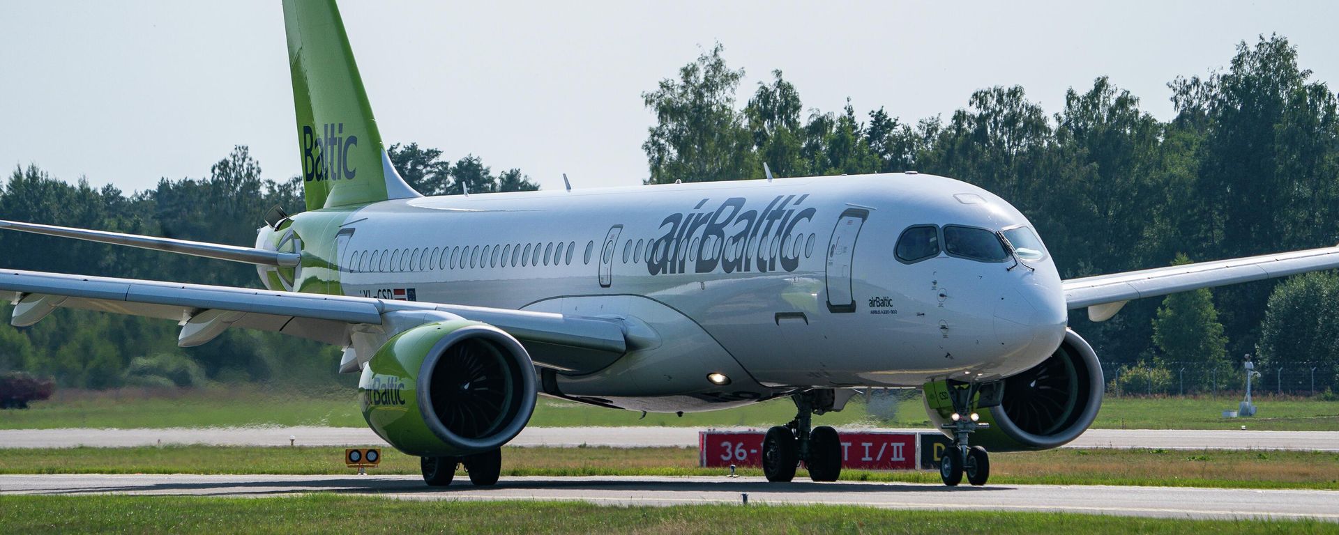 Самолет Airbus A220-300 латвийской авиакомпании airBaltic в международном аэропорту Риги  - Sputnik Латвия, 1920, 10.07.2026