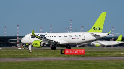 Самолет Airbus A220-300 латвийской авиакомпании airBaltic в международном аэропорту Риги 