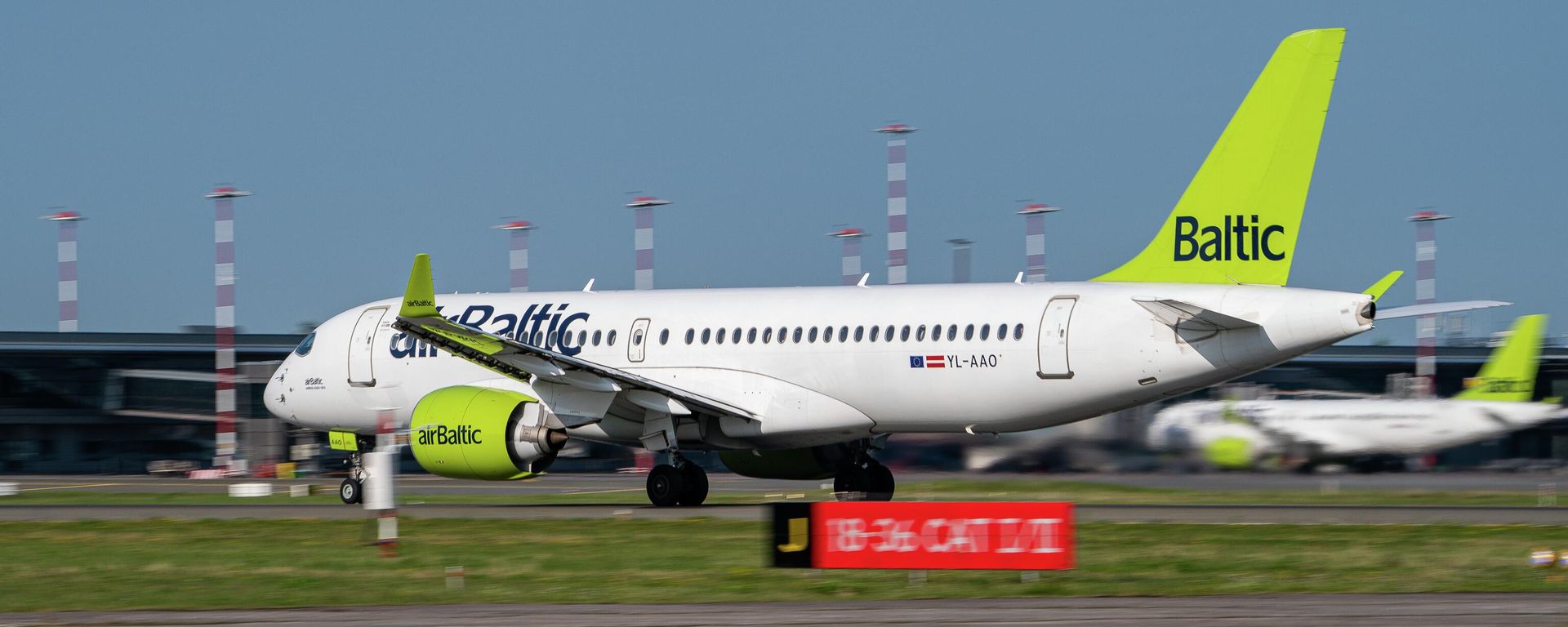 Самолет латвийской авиакомпании airBaltic в аэропорту Риги  - Sputnik Латвия, 1920, 20.08.2026