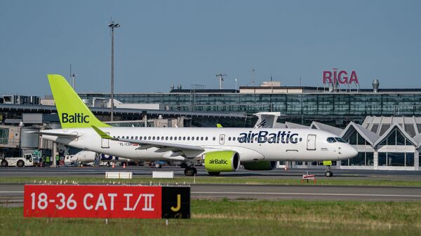 Самолет Airbus A220-300 латвийской авиакомпании airBaltic в международном аэропорту Риги  - Sputnik Латвия