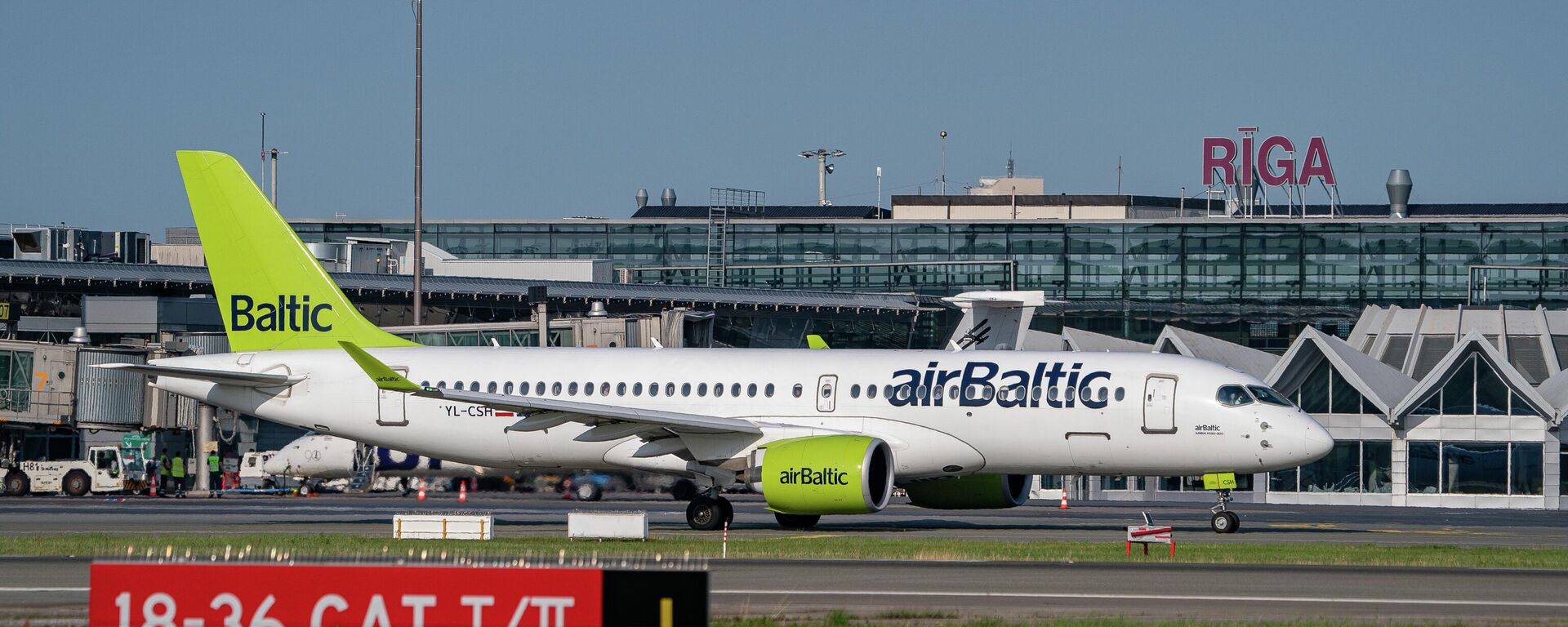 Самолет Airbus A220-300 латвийской авиакомпании airBaltic в международном аэропорту Риги  - Sputnik Латвия, 1920, 15.08.2024