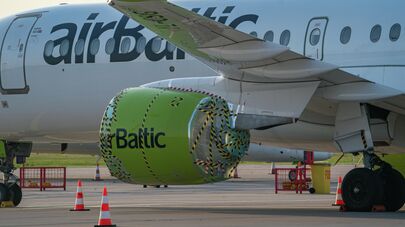 Самолет Airbus A220-300 латвийской авиакомпании airBaltic в международном аэропорту Риги 