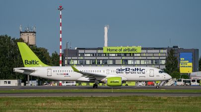 Самолет Airbus A220-300 латвийской авиакомпании airBaltic в международном аэропорту Риги 