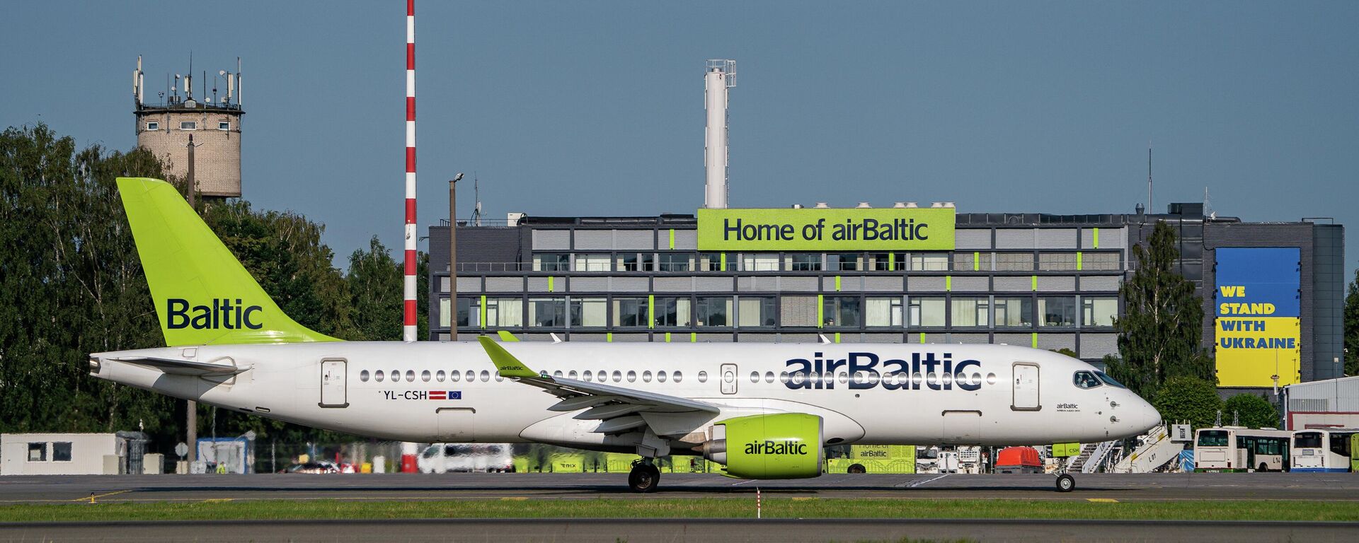 Самолет Airbus A220-300 латвийской авиакомпании airBaltic в международном аэропорту Риги  - Sputnik Латвия, 1920, 30.01.2024