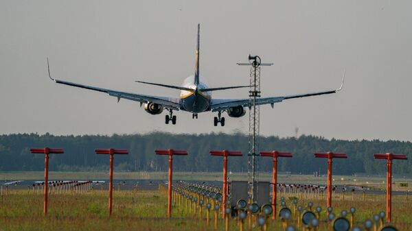 Самолет ирландской авиакомпании Ryanair в международном аэропорту Риги - Sputnik Латвия