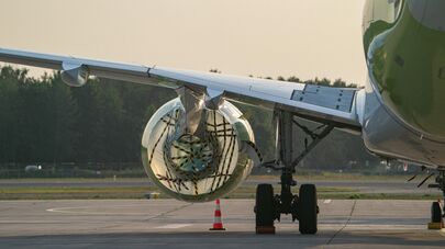 Самолет Airbus A220-300 латвийской авиакомпании airBaltic в международном аэропорту Риги 