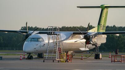 Самолет латвийской авиакомпании airBaltic в международном аэропорту Риги 