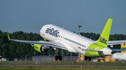 Самолет Airbus A220-300 латвийской авиакомпании airBaltic в международном аэропорту Риги 