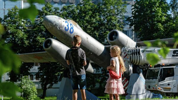 Бомбардировщик Ил-28, установленный в Скулте в память о советских летчиках, которые первыми бомбили Берлин, перевезли в музей авиации - Sputnik Латвия