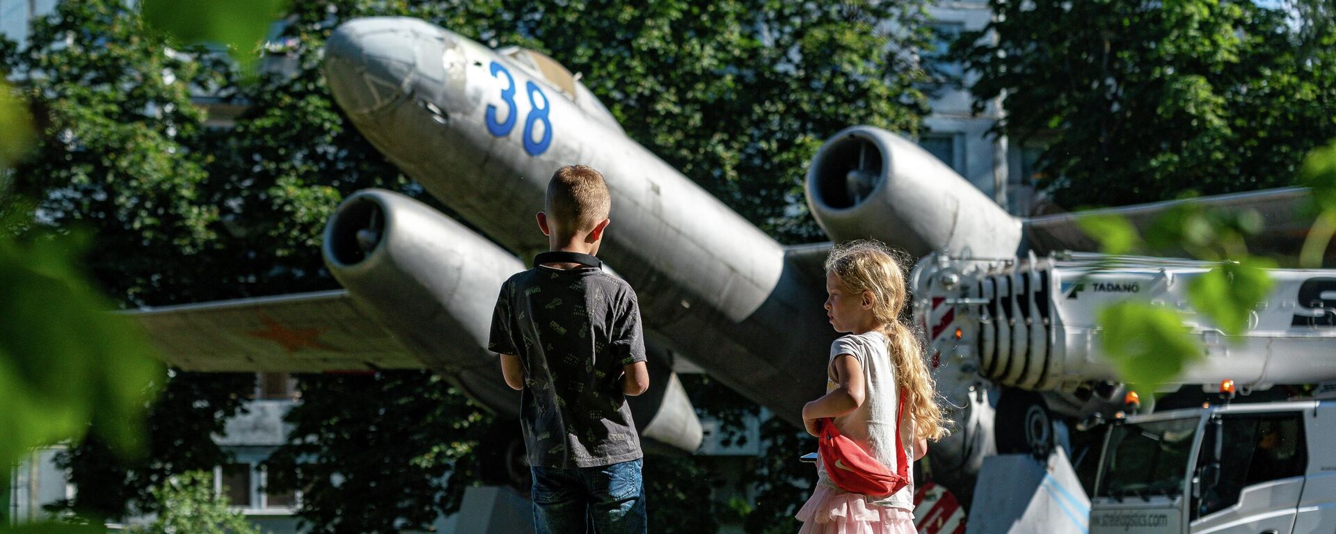 Бомбардировщик Ил-28, установленный в Скулте в память о советских летчиках, которые первыми бомбили Берлин, перевезли в музей авиации - Sputnik Латвия, 1920, 27.07.2022