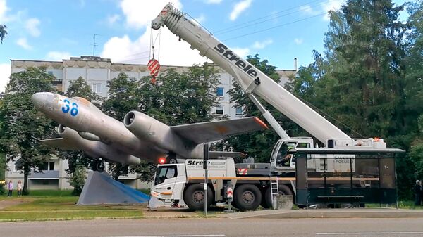 В Латвии демонтируют историю: показательная казнь памятника советским летчикам - Sputnik Латвия