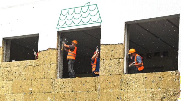 Российские строители во время работ по восстановлению детского сада на улице Куприна в Мариуполе - Sputnik Латвия