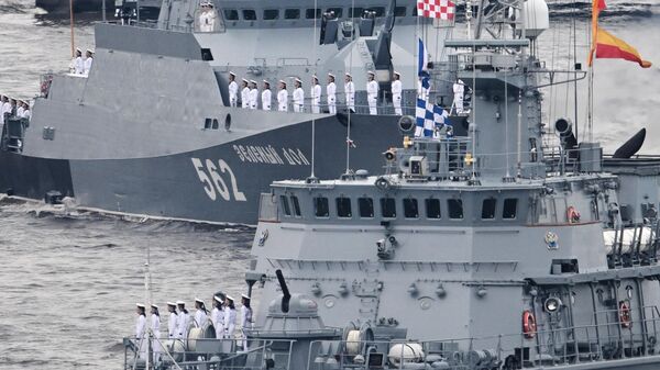 Малый ракетный корабль Зеленый дол на Главном военно-морском параде в честь Дня ВМФ РФ в Санкт-Петербурге - Sputnik Латвия
