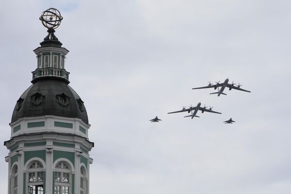 Противолодочные самолеты Ту-142 и палубные истребители МиГ-29К на Главном военно-морском параде в День ВМФ в Санкт-Петербурге - Sputnik Латвия