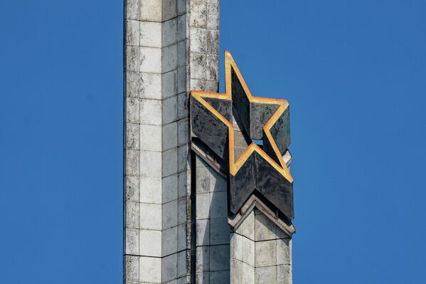 На время сноса монумент также останется за ограждением, а воздушное пространство над парком закроют для дронов и беспилотников, с которых можно было бы снять видео или фото. - Sputnik Латвия