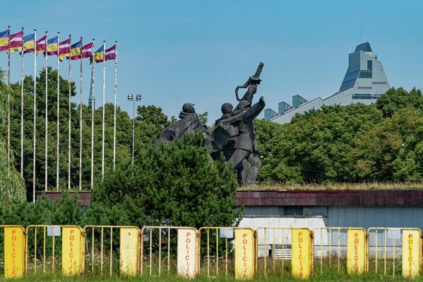 Мемориальный комплекс в парке Победы был открыт в 1985 году, над созданием памятника работала интернациональная группа латвийских мастеров. - Sputnik Латвия