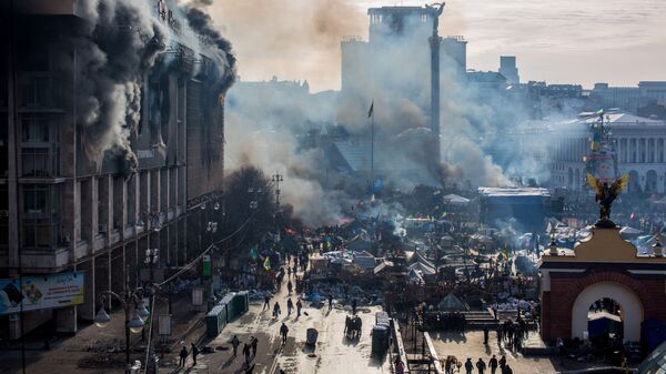 Дым от пожаров и сторонники оппозиции на площади Независимости в Киеве - Sputnik Латвия