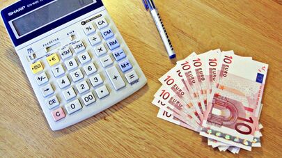 Калькулятор и банкноты евро 