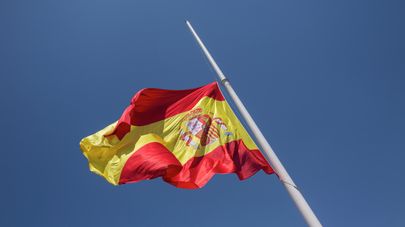Государственный флаг Испании на Площади Колон в Мадриде