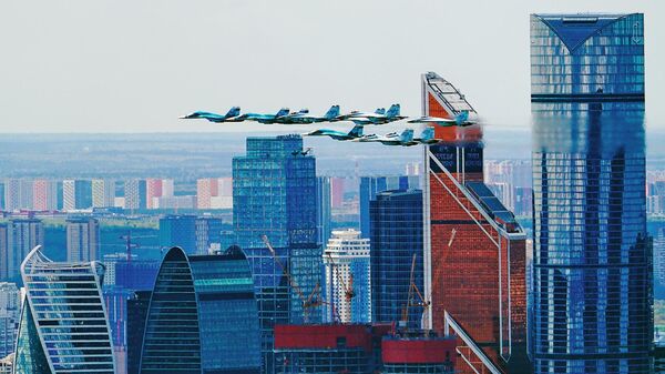 Строй тактическое крыло из истребителей Су-30СМ, Су-35С и бомбардировщиков Су-34 пролетает над деловым центром Москва-сити - Sputnik Латвия