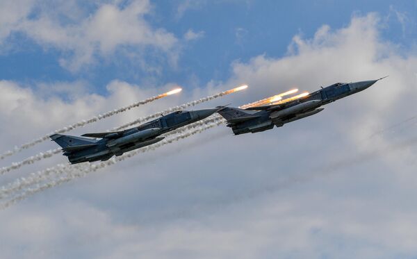 Фронтовые бомбардировщики Су-24М на репетиции парада ко Дню Военно-морского флота РФ в Севастополе - Sputnik Латвия