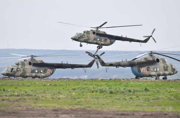Вертолеты Ми-8 АМТШ на полевом аэродроме ВКС России в зоне проведения специальной военной операции - Sputnik Латвия