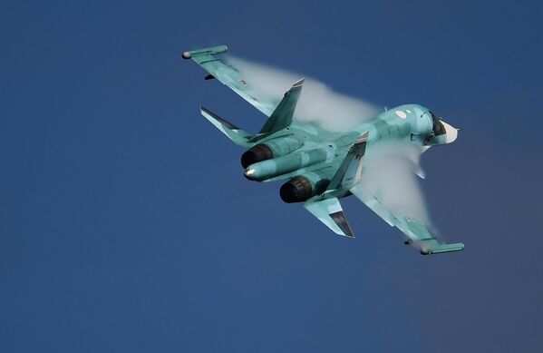 Истребитель-бомбардировщик Су-34 выполняет демонстрационный полет в рамках Международного форума Армия-2020  - Sputnik Латвия