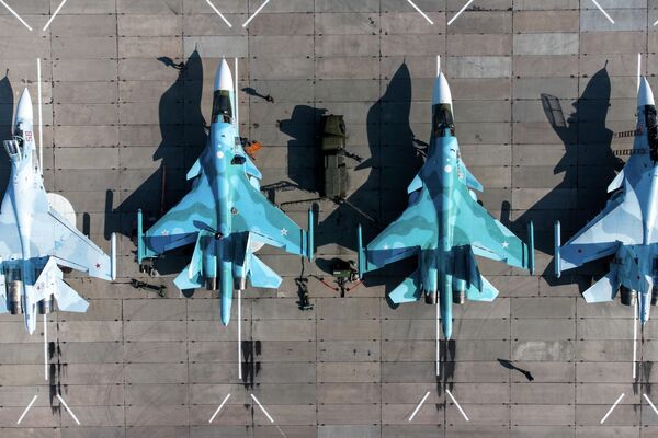 Фронтовые бомбардировщики Су-24, многоцелевые истребители Су-30СМ и истребители-бомбардировщики Су-34  на конкурсе Авиадартс-2021в Краснодарском крае - Sputnik Латвия