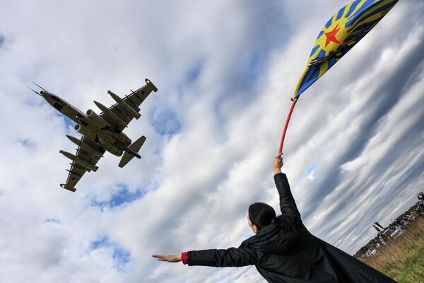 Штурмовик Су-25 выступает на авиационном празднике в честь Дня Победы в Кубинке - Sputnik Латвия