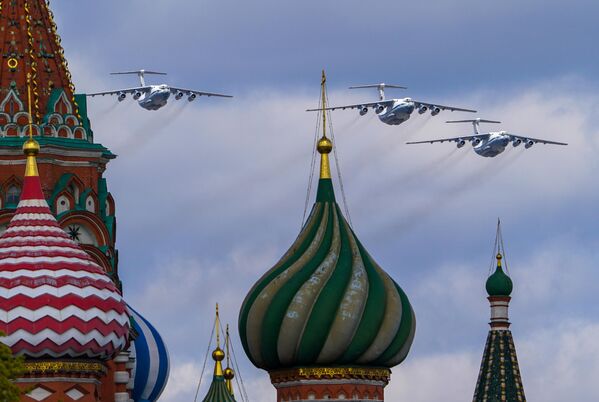 Тяжелые транспортные самолеты Ил-76 на репетиции воздушной части парада Победы в Москве - Sputnik Латвия