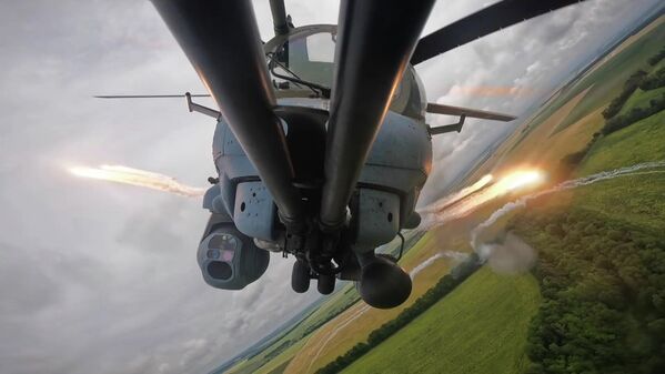 Боевая работа вертолетов Ми-35 в ходе специальной военной операции - Sputnik Латвия