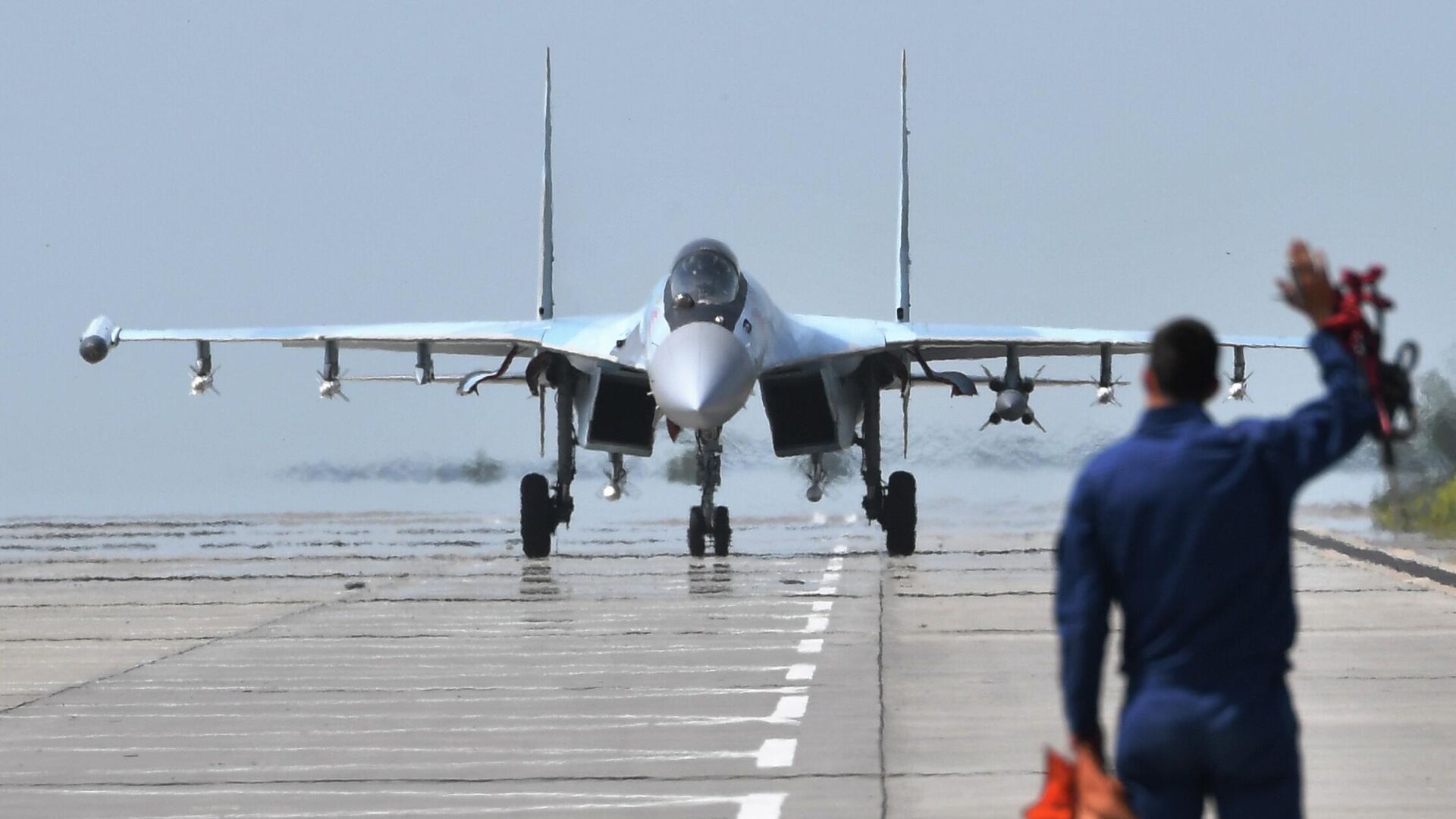 Многоцелевой истребитель Су-35 ВКС России в зоне спецоперации - Sputnik Латвия, 1920, 11.07.2025