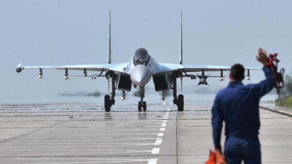 Многоцелевой истребитель Су-35 ВКС России в зоне спецоперации - Sputnik Латвия