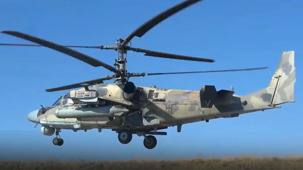 Боевая работа экипажей ударных вертолетов Ка-52 в ходе спецоперации - Sputnik Латвия