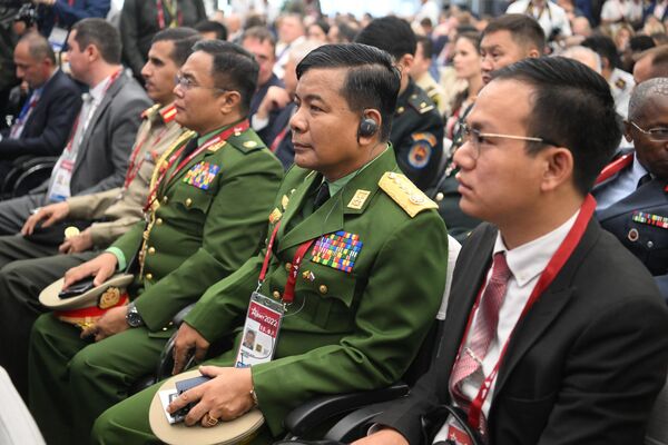 Представители Мьянмы на пленарном заседании форума Армия-2022 в центре Патриот - Sputnik Латвия