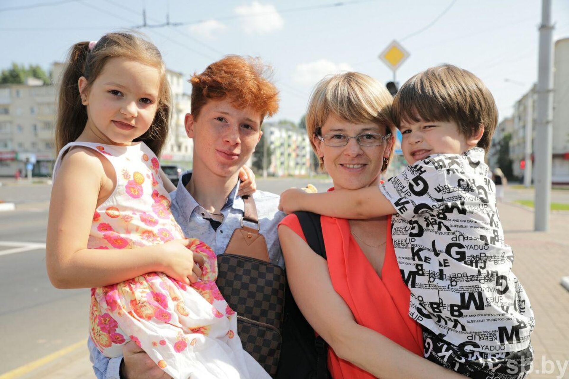 Наталья Кароза с детьми: Софией, Ильей и Даниэлем (слева - направо) - Sputnik Латвия, 1920, 18.08.2022