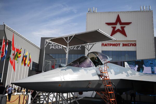 Многофункциональный истребитель пятого поколения Су-57 на выставке в рамках Международного военно-технического форума Армия-2022 на территории Конгрессно-выставочного центра Патриот - Sputnik Латвия