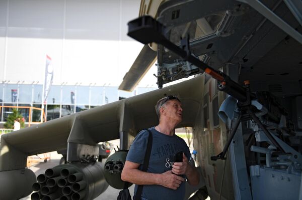 Посетитель на выставке в рамках Международного военно-технического форума Армия-2022   - Sputnik Латвия